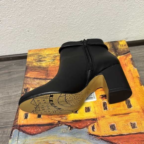 Bella Vita Women's Elegant Black Leather Ankle Boots - Picture 3 of 6